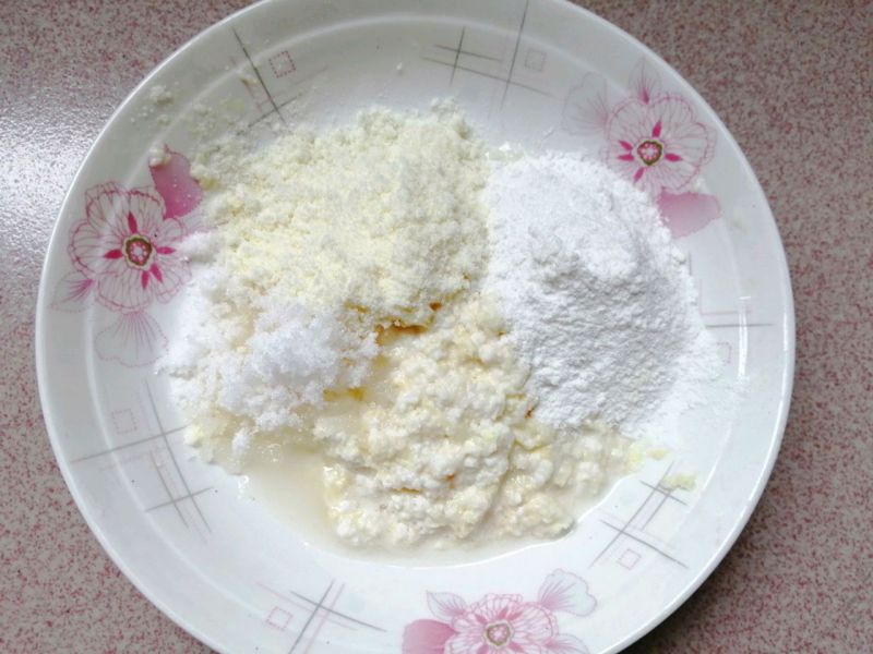 奶香玉米耙耙的做法操作步骤第4步：加入白糖，奶粉，糯米粉