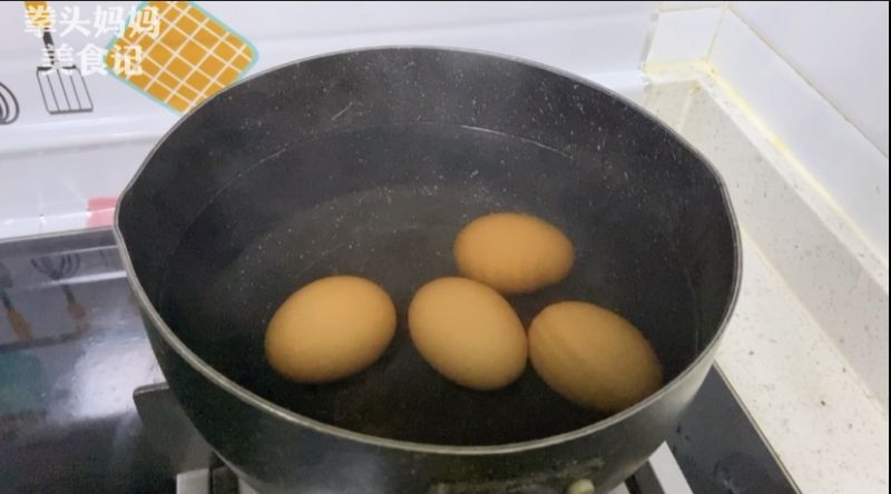 卤味一锅出的做法操作步骤第5步：这边可以煮一下鸡蛋，水开煮小火煮5分钟就可以捞出来，冷水中剥皮。