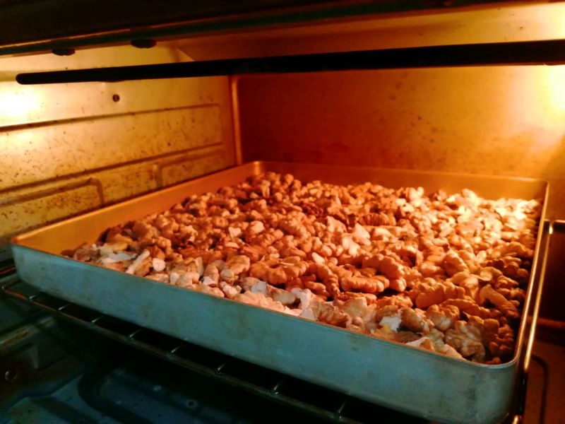 琥珀核桃的做法操作步骤第4步：烤箱预热180度，烤核桃仁16分钟