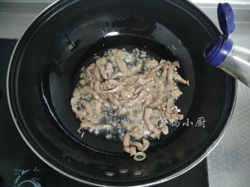 尖椒干豆腐丝的做法操作步骤第5步：锅内加入植物油，温热的时候放入肉丝，中火滑炒至颜色变白，加入酱油提色