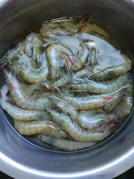 蘸汁虾的做法操作步骤第1步：新鲜大虾洗干净冷水进锅。
