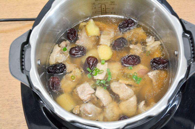 墨鱼红枣鸭汤的做法操作步骤第5步：撒香葱末，出锅