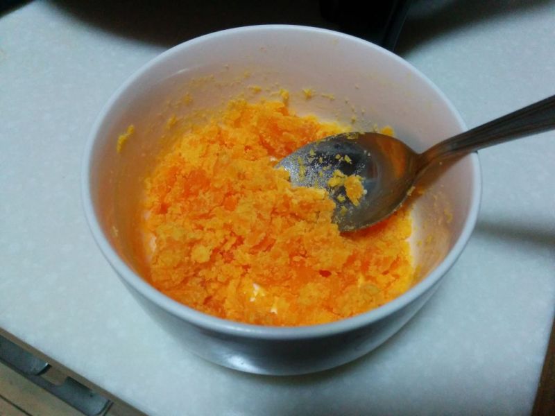 咸蛋黄焗南瓜的做法操作步骤第6步：用勺子碾碎成泥状