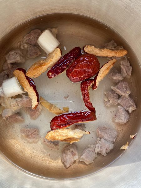 红枣山药牛肉汤的做法操作步骤第3步：加入适量清水，高压锅炖煮15分钟