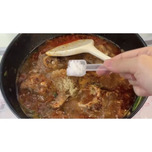羊蝎子火锅的做法操作步骤第13步：淋入开水（水多放一些，方便后续打火锅）就可以调味。一勺盐，一勺老抽，一勺生抽，一勺白胡椒粉，一勺白糖，继续大火煮开