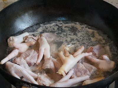排骨鸡爪的做法操作步骤第1步：把排骨和鸡爪入开水锅煮两分钟，取出洗净备用。