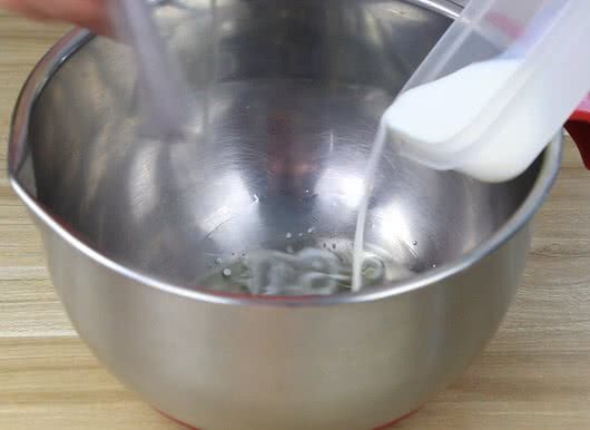 牛奶蜂蜜蛋糕的做法操作步骤第1步：40g牛奶和20g色拉油加入打蛋盆中，搅拌均匀