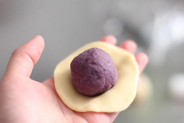 烧果子的做法操作步骤第8步：将果子皮均匀的擀成面皮，将紫薯馅轻轻包入