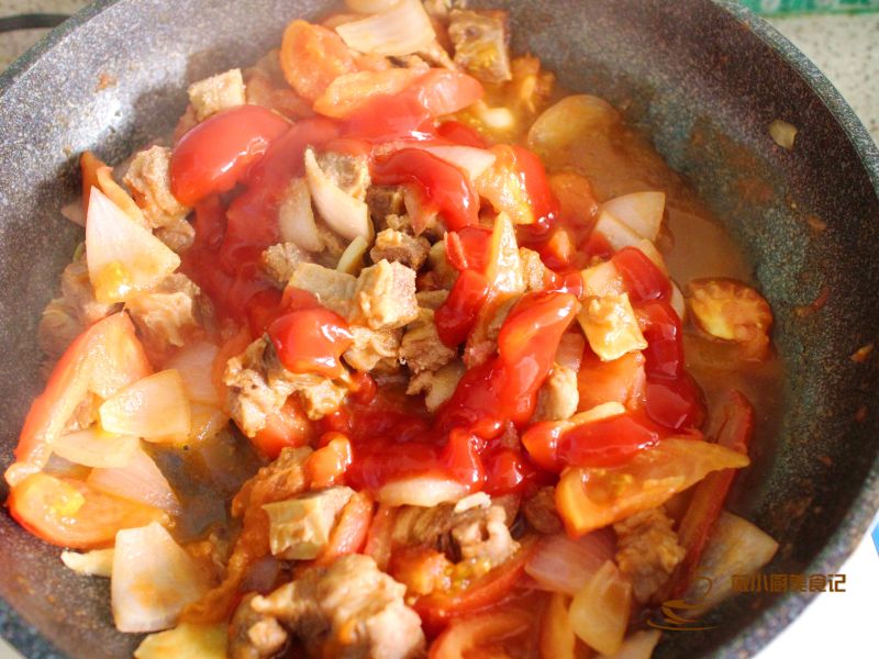番茄牛腩汤的做法操作步骤第9步：番茄出汁后倒入番茄酱一起炒匀。
