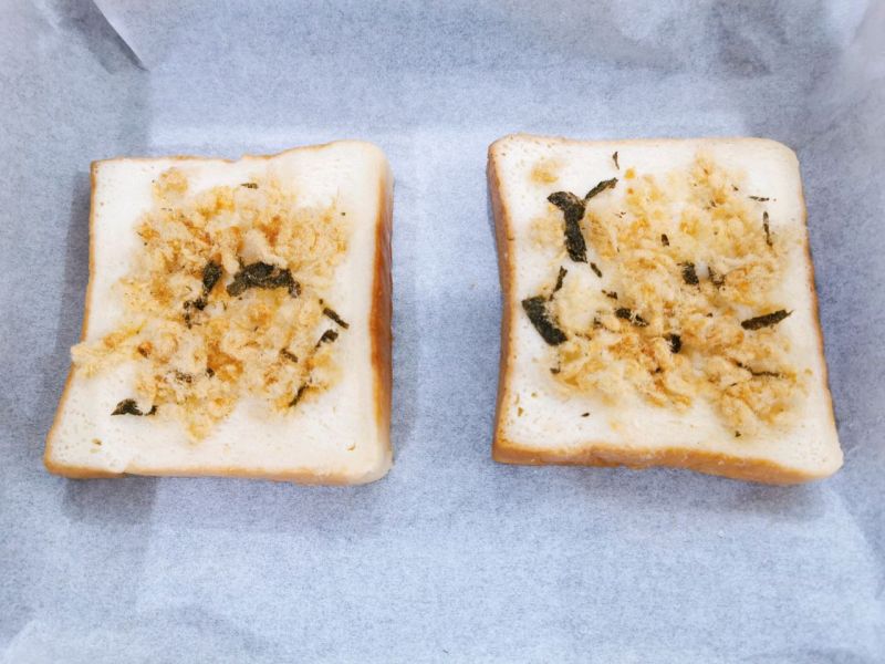 奶香爆浆三明治的做法操作步骤第7步：撒上海苔肉松