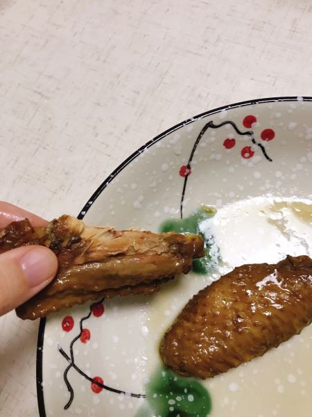 卤鸡翅的做法操作步骤第9步：鸡翅很酥烂。