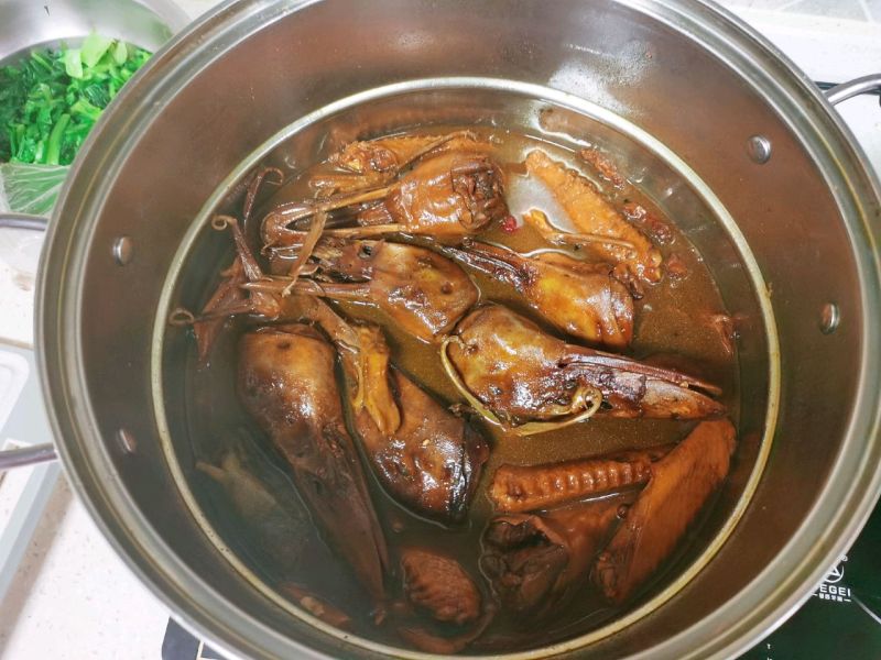 卤鸭的做法操作步骤第12步：关火后在锅里泡1个小时以上更入味，不要盖盖子