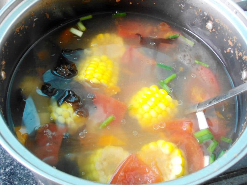 山药鲜蔬汤的做法操作步骤第6步：再下番茄和山药，煮5分钟至熟，加盐调味即可。