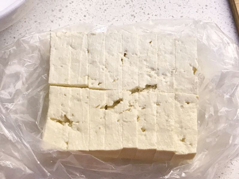 蘸汁豆腐的做法操作步骤第1步：买来的北豆腐洗净切块（随自己喜好大小）；
