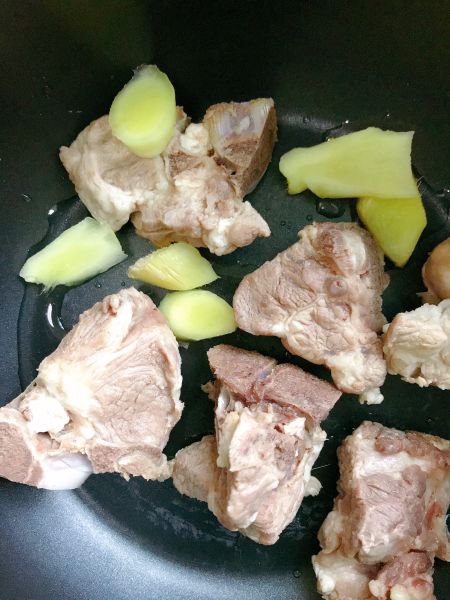 绿豆淮山猪骨汤的做法操作步骤第3步：放入姜片