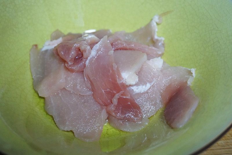 干锅杏鲍菇的做法操作步骤第3步：猪肉切薄片，最好是五花肉，这样煸炒出来香。我家做给父母，就用的猪里脊肉。