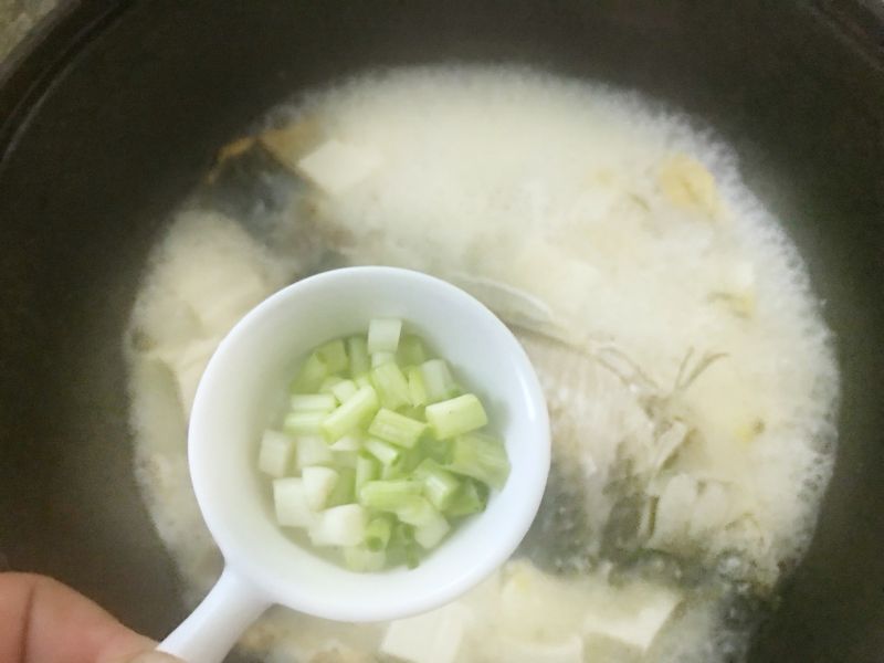 鲫鱼豆腐汤的做法操作步骤第10步：最后加点葱白煮再一会儿。