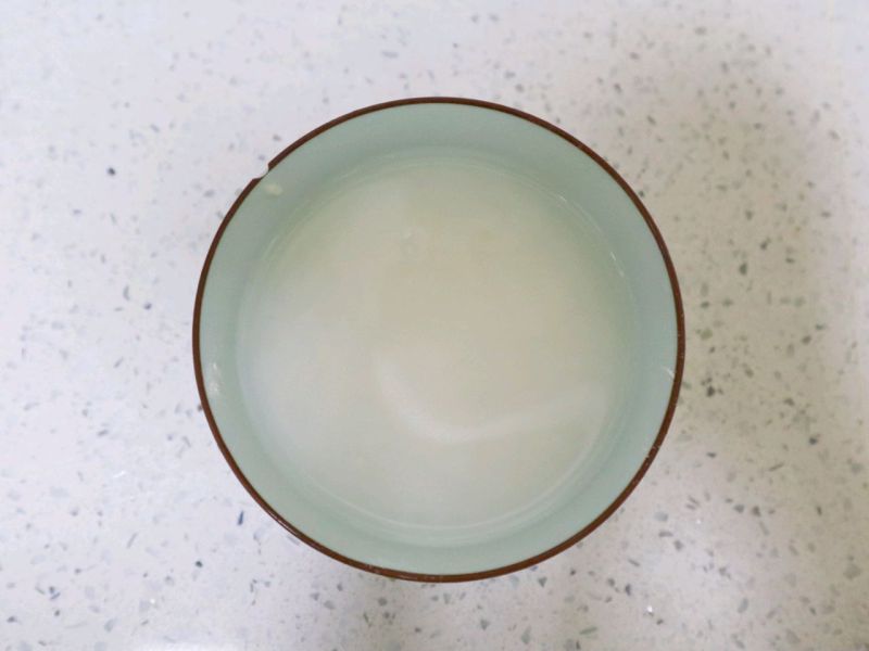 早餐白萝卜素煎包的做法操作步骤第8步：碗中放一小勺面粉和玉米淀粉，加水混合均匀