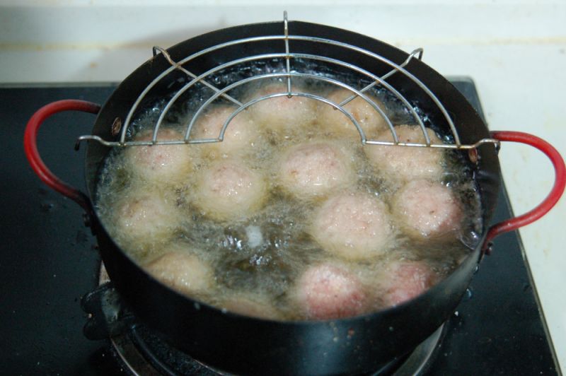 苏格兰蛋的做法操作步骤第8步：锅里放油，油温160度上下，把滚好面包糠的肉丸逐一下锅来炸。