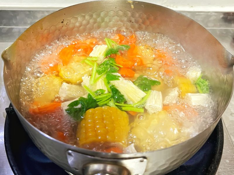 玉米腐竹汤的做法操作步骤第4步：放盐和香油。