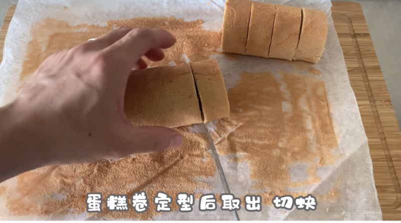 薯泥卷的做法操作步骤第7步：冷藏定型好的蛋糕卷 取出 切块