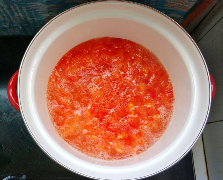懒人开胃酸辣汤，西红柿的另类打开方式的做法操作步骤第8步：加水熬煮西红柿汤底。