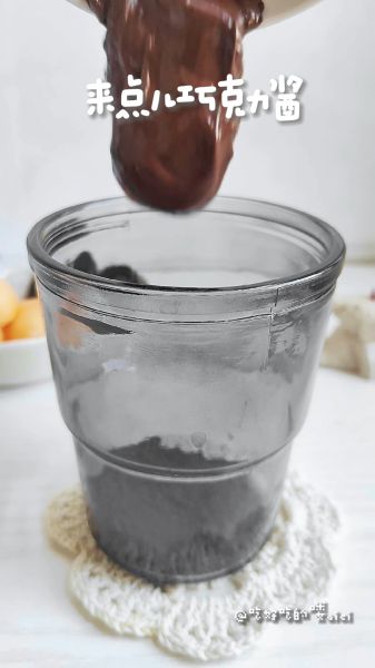 泰式冰可可的做法操作步骤第2步：一块儿融化的巧克力酱