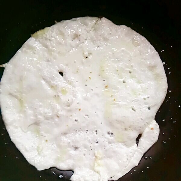 咸鲜三明治的做法操作步骤第2步：欧福蛋白液加盐打散，摊蛋片。