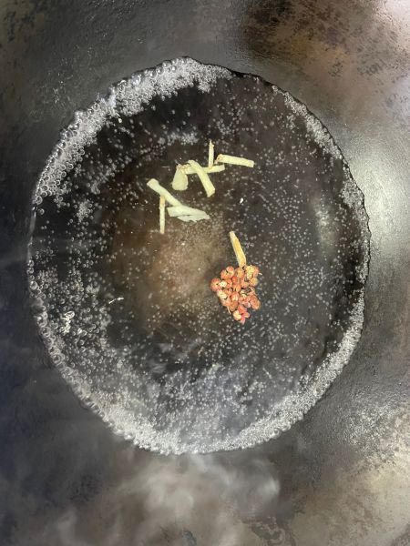 白灼虾这一碗蘸料就够了的做法操作步骤第5步：这时候基本气泡会变大点 但没有完全煮开（如图）