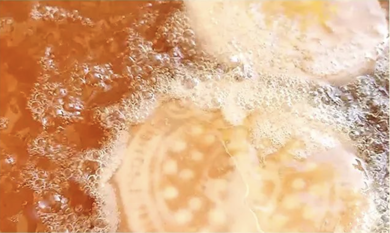 古早味芋头饼 ｜ 台湾街头小吃的做法操作步骤第4步：起油锅，油温上升后用一二滴粉浆滴入油锅中，能马上浮起即可开炸。