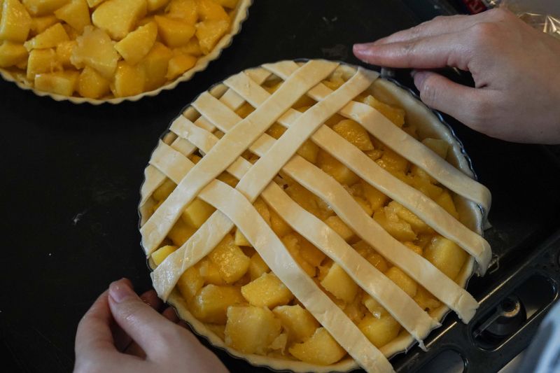 酥皮苹果派的做法操作步骤第10步：手抓饼切条，横竖交叉放，一层在上一层在下
