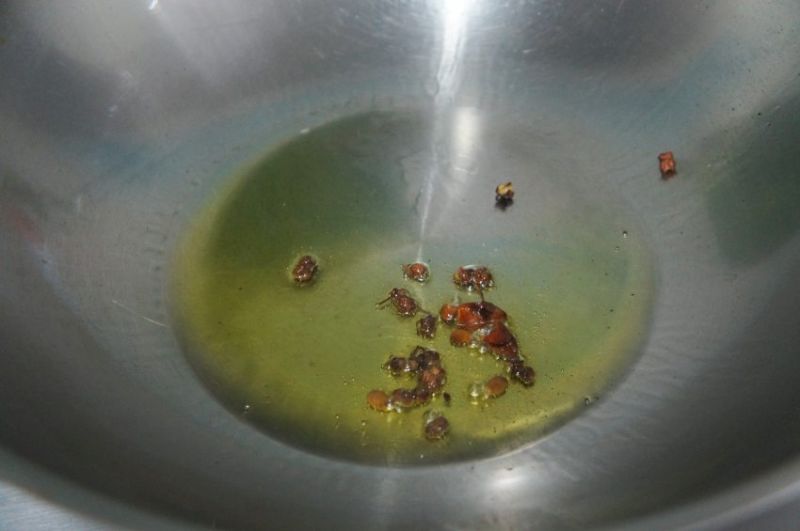 杂菌小白菜的做法操作步骤第3步：热油锅爆香花椒粒