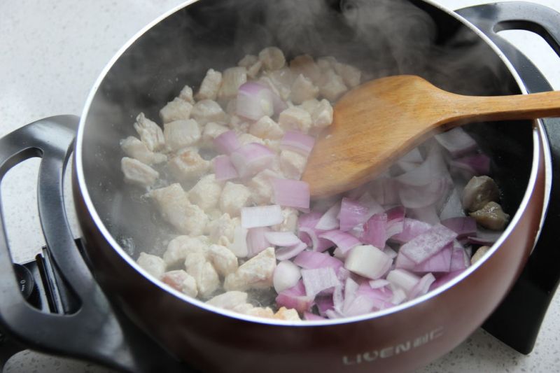 咖喱鸡肉饭的做法操作步骤第6步：加入洋葱，继续翻炒。