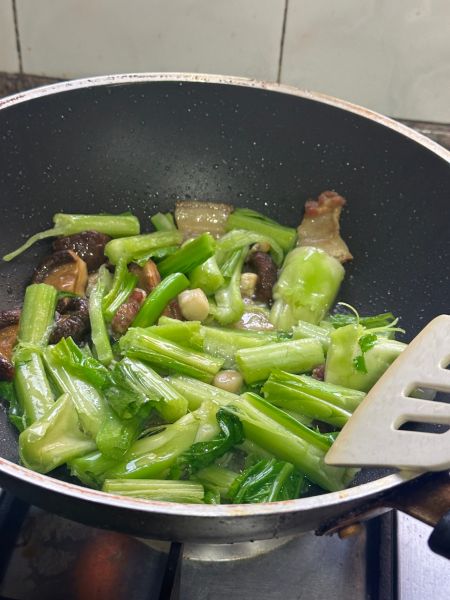 潮汕春菜煲的做法操作步骤第5步：把春菜头和杆先翻炒。