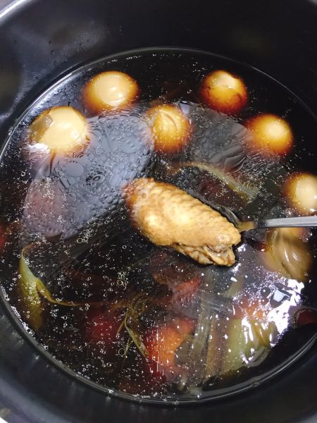 卤鸡翅的做法操作步骤第7步：好了睡醒了，打开电饭锅。
