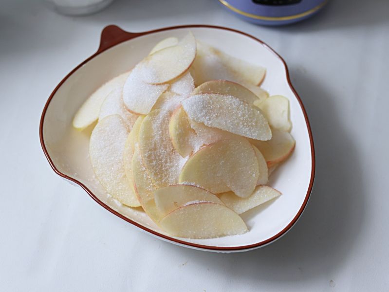 银耳玫瑰苹果冻，高颜值下午茶！的做法操作步骤第2步：苹果切薄片，撒上糖腌渍备用。