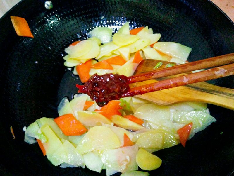 干锅土豆片的做法操作步骤第8步：炒到土豆片变透明，放一点郫县豆瓣酱