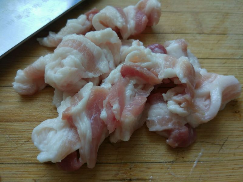 豇豆角炒肉的做法操作步骤第3步：五花肉切成丝或薄片都可以。