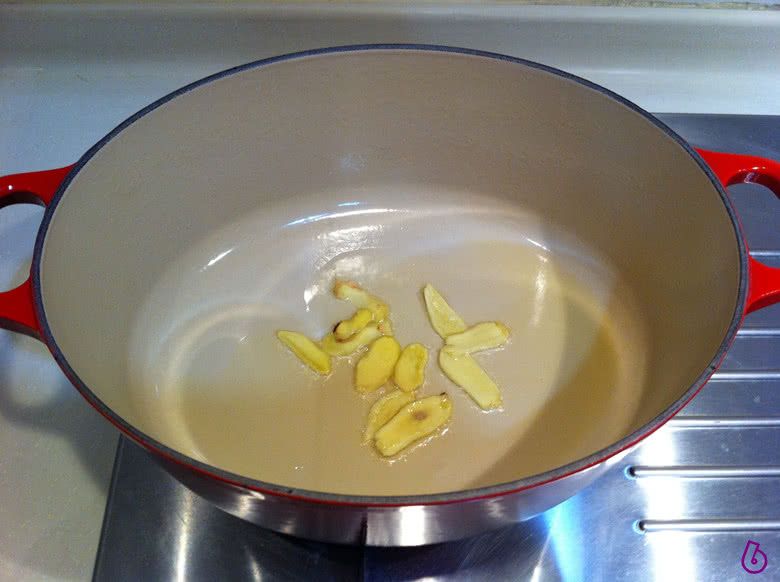 风味辣猪蹄的做法操作步骤第6步：烧热锅，下适量油，将余下的姜片放入锅中爆香；