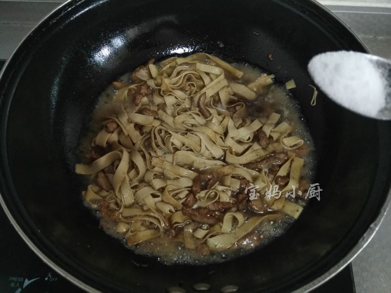 尖椒干豆腐丝的做法操作步骤第8步：倒入和食材齐平的清水，加入盐提味，大火烧开，中火咕嘟