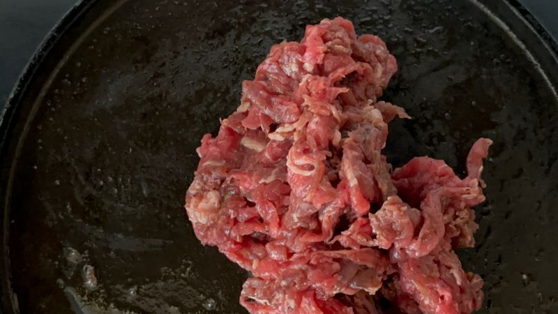 拉丝牛肉卷的做法操作步骤第6步：牛肉切片，锅内放入安佳黄油软化，放入牛肉片
