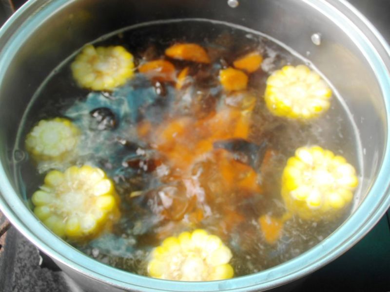 山药鲜蔬汤的做法操作步骤第5步：捞出豆芽、红枣和香菇，下胡萝卜、玉米、黑木耳煮5分钟；