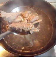 红烧羊肉的做法操作步骤第1步：将羊肉洗干净入开水锅中绰烫,绰水完毕沥干水分。（肉排请店家切好）