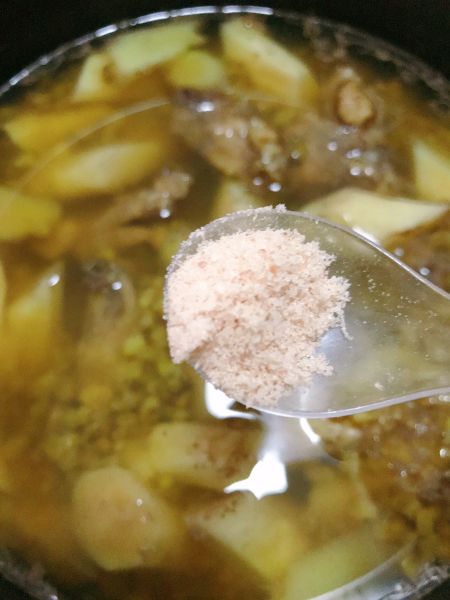 绿豆淮山猪骨汤的做法操作步骤第8步：放盐再煮几分钟