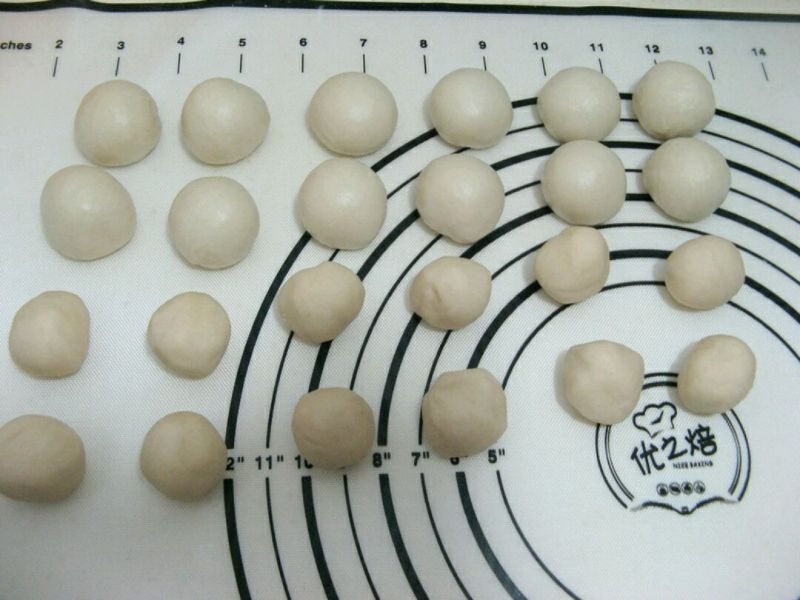 红豆沙印花酥皮的做法操作步骤第3步： 松弛好的油皮面团和油酥面团置于揉面垫上，称重，分别分成12份