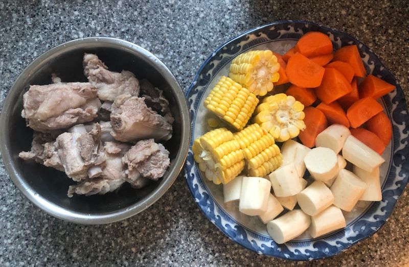山药排骨汤的做法操作步骤第4步：山药、胡萝卜、玉米切成块。