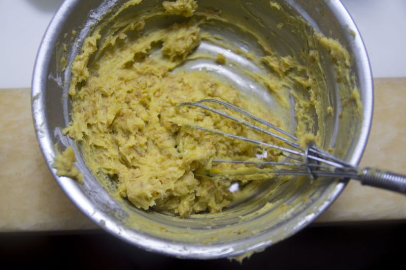 黄金能量球—椰蓉麦片球的做法操作步骤第4步：筛入低筋面粉，倒入麦片，拌合成面团；