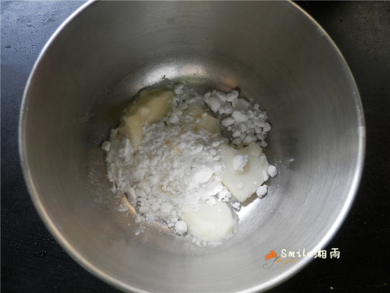 樱花曲奇的做法操作步骤第2步：加入糖粉、盐。