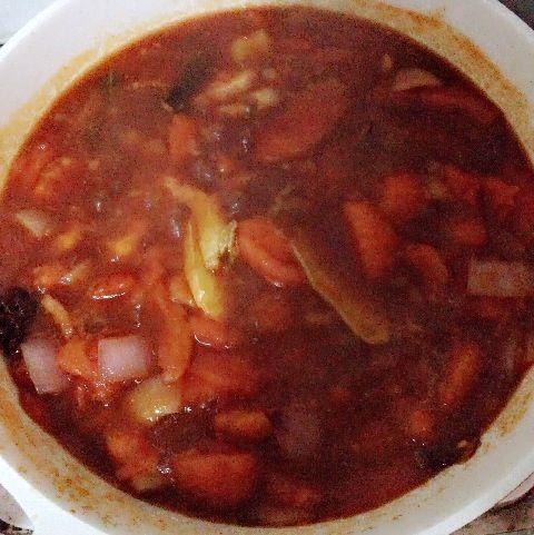 番茄牛腩的做法操作步骤第3步：倒入番茄煸炒至软烂出汤汁后加入少许酱油，红糖