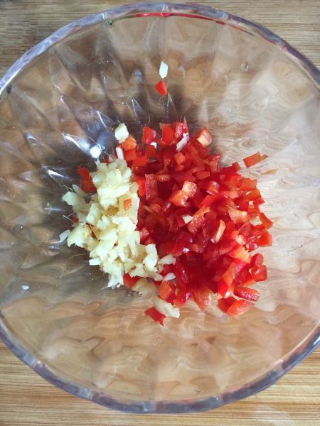 糖醋莲菜的做法操作步骤第2步：红辣椒切成小丁，姜切末，辣椒主要为了搭配颜色，并不辣。